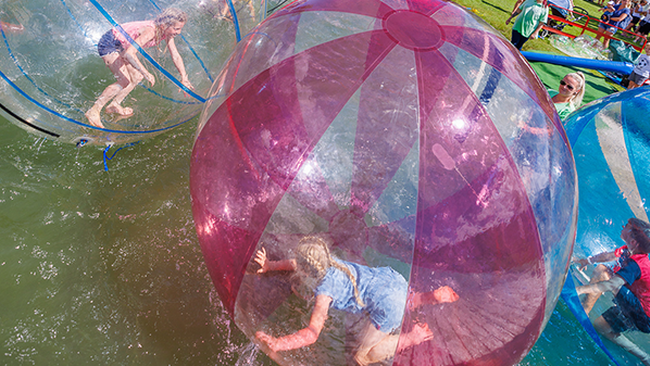 Waterbubbles beim Familienfest &copy; AK, AK