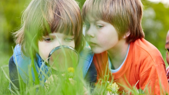 Kinder auf Schnitzeljagd &copy; Robert Kneschke, stock.adobe.com